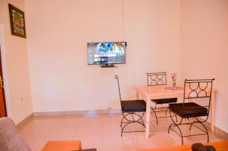 Stay and Dine, 2Bedroom Home at Mama Pizzalo - 9