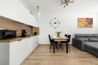 Enklawa - Apartament z Tarasem blisko Plaży i Jeziora by Noclegi Renters - 1