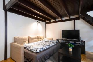 Modern Black Loft Studio Next to New York Café - 6