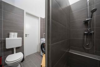 Modern Black Loft Studio Next to New York Café - 4