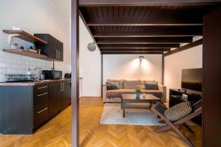 Modern Black Loft Studio Next to New York Café - 1