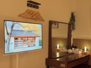 Newly opened 5 minutes from Sinjeong Station Next to Hongdae 3 bedrooms, 4 bathrooms Beam projector Parties gatherings Up to 10 people Luggage storage Free parking - 4