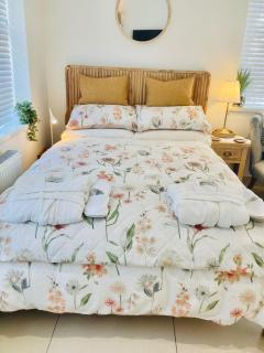 1 Bed Flat - Sleeps 2 - Parking - Garden - 2