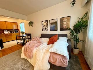 Kitsilano Beach Retreat Just 10 Min Walk to Sand - 8