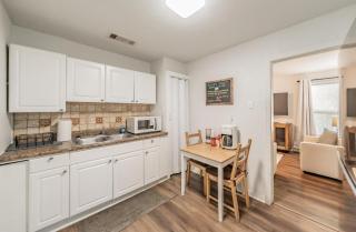 Close To Stockyards - Sleeps 8- Pets Welcome - 4