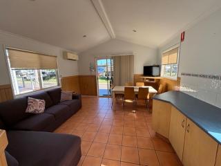 Longreach Starlight Cabins - Boutique Outback Accommodation - 4