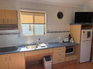 Longreach Starlight Cabins - Boutique Outback Accommodation - 4