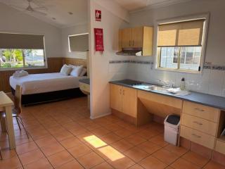 Longreach Starlight Cabins - Boutique Outback Accommodation - 7