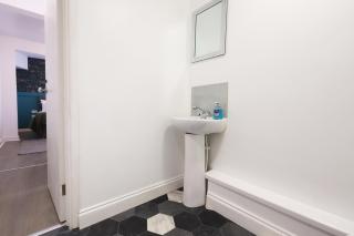 Studio - Kitchen - Parking - Ideal for Contractors - 9