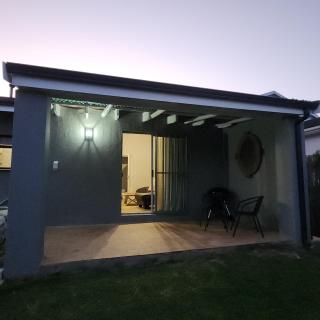 Cosy Garden Cottage - 8