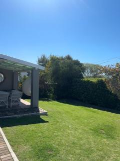 Cosy Garden Cottage - 1