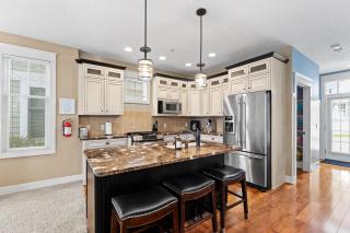 Lake front condo with pool access walking distance to downtown Saugatuck - Saugatuck - 1