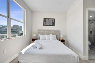 Large 4BD 2BA Getaway in South Beach Block from the Beach 405 - 9