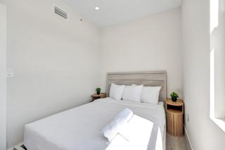 Large 4BD 2BA Getaway in South Beach Block from the Beach 405 - 8