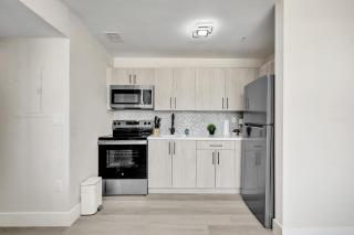Large 4BD 2BA Getaway in South Beach Block from the Beach 405 - 3