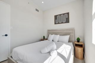 Large 4BD 2BA Getaway in South Beach Block from the Beach 405 - 1