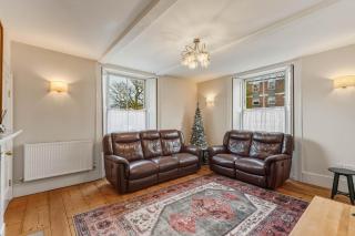 Large 4-Bedroom Home Parking 5 min walk centre - 5