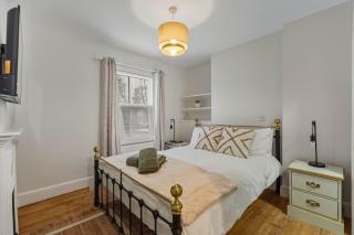 Large 4-Bedroom Home Parking 5 min walk centre - 2