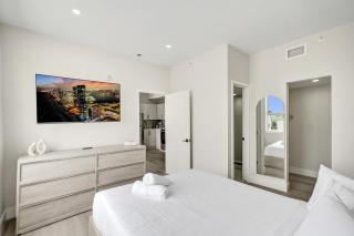 Prime South Beach Condo Block from the Ocean 406 - 8
