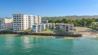 Beachfront apt with amazing views - 9
