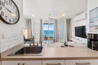Beachfront apt with amazing views - 6