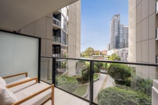 Chic South Yarra Stay with Balcony Pool Sauna Gym - 9