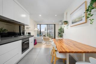 Chic South Yarra Stay with Balcony Pool Sauna Gym - 8