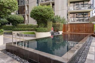 Chic South Yarra Stay with Balcony Pool Sauna Gym - 5