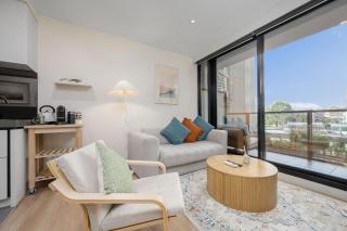 Chic South Yarra Stay with Balcony Pool Sauna Gym - 4