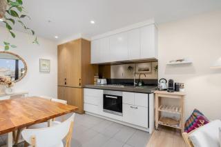 Chic South Yarra Stay with Balcony Pool Sauna Gym - 3