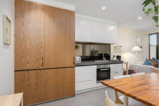 Chic South Yarra Stay with Balcony Pool Sauna Gym - 1