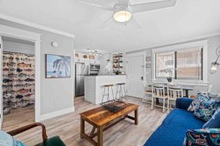 Renovated Condo 2BR 3 min Walk to Beach - 0