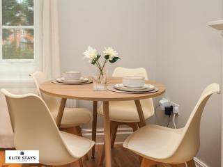 Boutique 1BR Windsor Retreat with Garden & Parking - 6