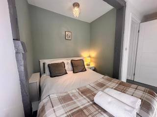 2BR Apt near Castle with Parking, Town Centre location, loft room with Work Desk, 2CJH - 6
