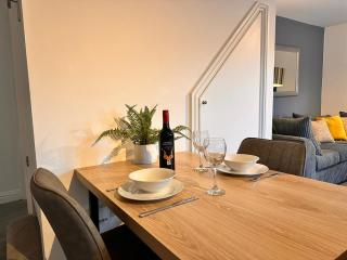 2BR Apt near Castle with Parking, Town Centre location, loft room with Work Desk, 2CJH - 7