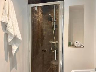 2BR Apt near Castle with Parking, Town Centre location, loft room with Work Desk, 2CJH - 2