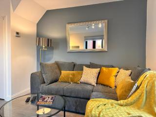 2BR Apt near Castle with Parking, Town Centre location, loft room with Work Desk, 2CJH - 1