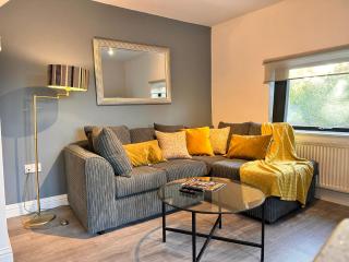 2BR Apt near Castle with Parking, Town Centre location, loft room with Work Desk, 2CJH - 9