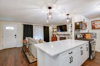 Relax in University Place - Sleeps 5 - Game Room - 6
