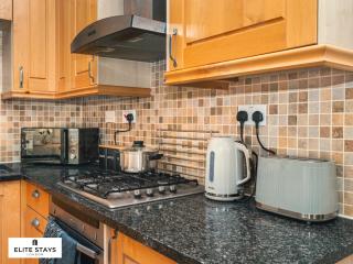 Boutique 1BR Windsor Retreat with Garden & Parking - 5