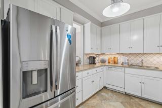 Spacious townhouse with community pools and hot tub access - 4