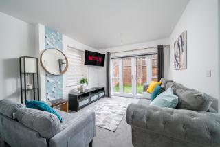 Stunning Six Bedroom House with Garden, Balcony & Free Parking in Dartford Near Bluewater, and Easy Access to London - 9