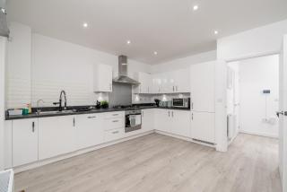 Stunning Six Bedroom House with Garden, Balcony & Free Parking in Dartford Near Bluewater, and Easy Access to London - 1