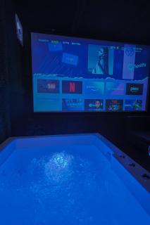 Suite 2 Stay- Private Jacuzzi Suite near 32nd Avenue - 9
