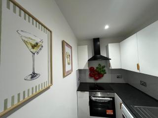 1 Bedroom Flat Close To City Center-Sinclair Road - 5