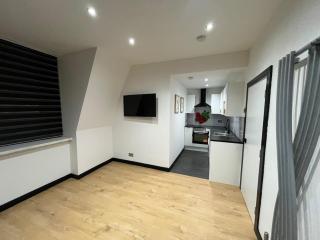 1 Bedroom Flat Close To City Center-Sinclair Road - 3