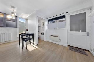 Private Annex with Gated Driveway near Grove Park Station - 1