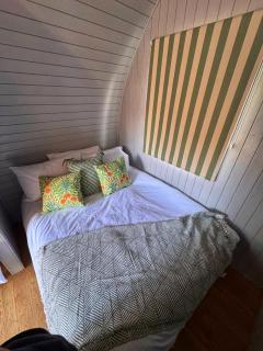 Little Green Glamping Pod - 7