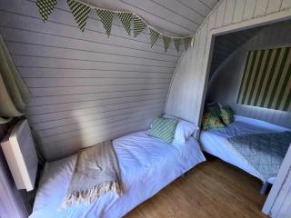 Little Green Glamping Pod - 4