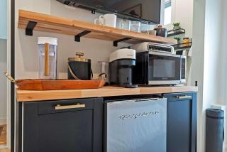 Stylish King Suite-FP-Hot Tub-Walk to All In OT - 8